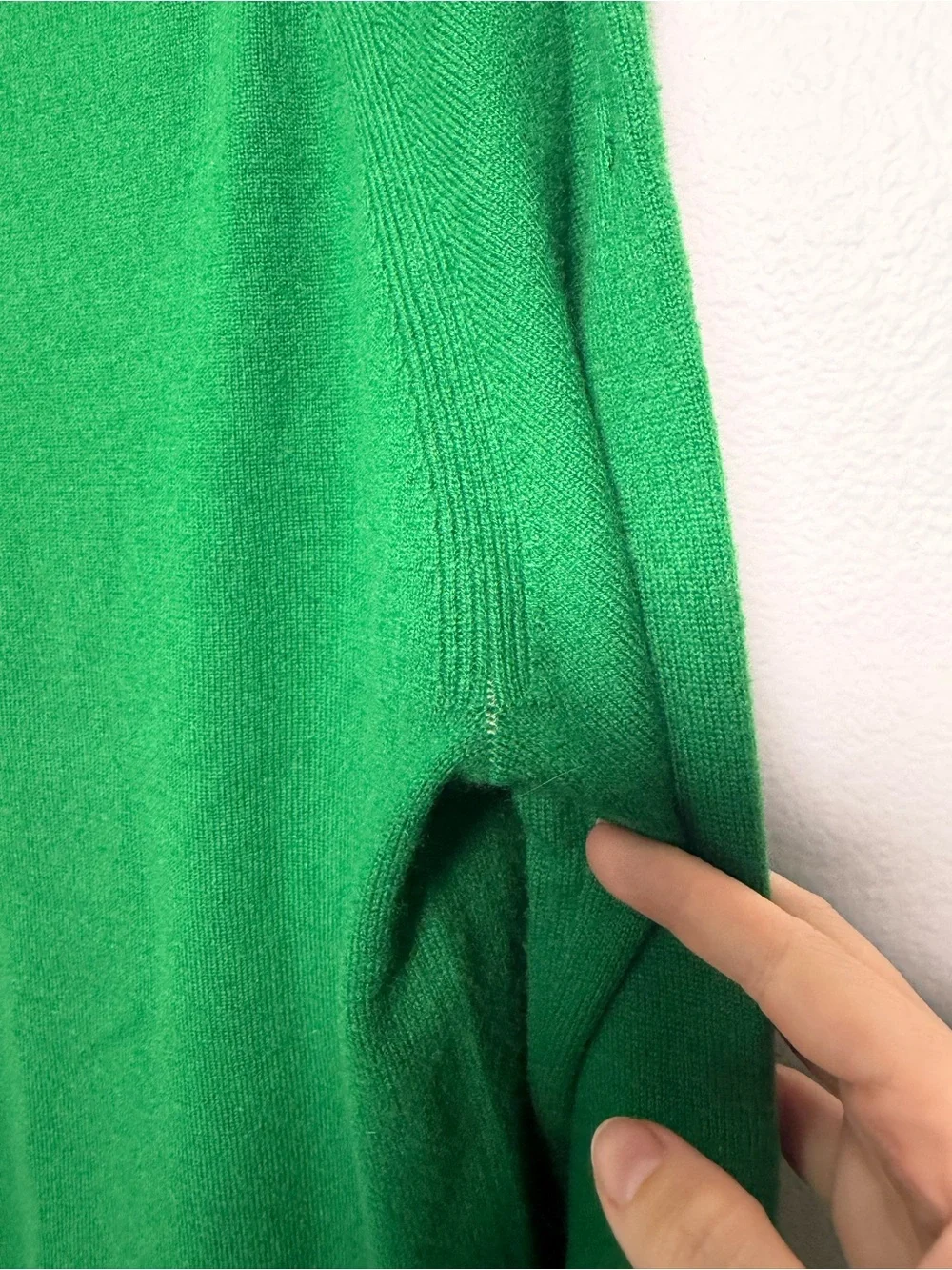 Club Monaco 100% Cashmere Kelly Green V-Neck Sweater Size M